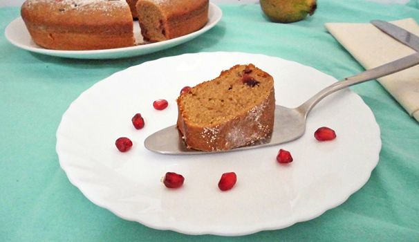 Sfornate la torta con melograno e cioccolato bianco e, una volta raffreddata, servitela con una spolverata di zucchero a velo.