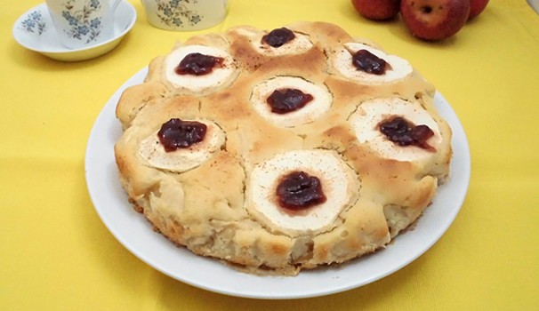 Una volta raffreddata, eliminate la carta forno e servite la vostra torta di mele senza lattosio per una sana merenda o colazione.