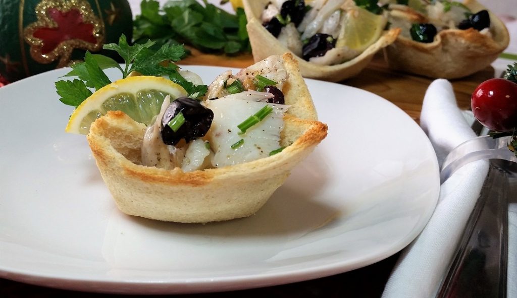 Impiattamento finale: insalata di baccalà in coppette di pane