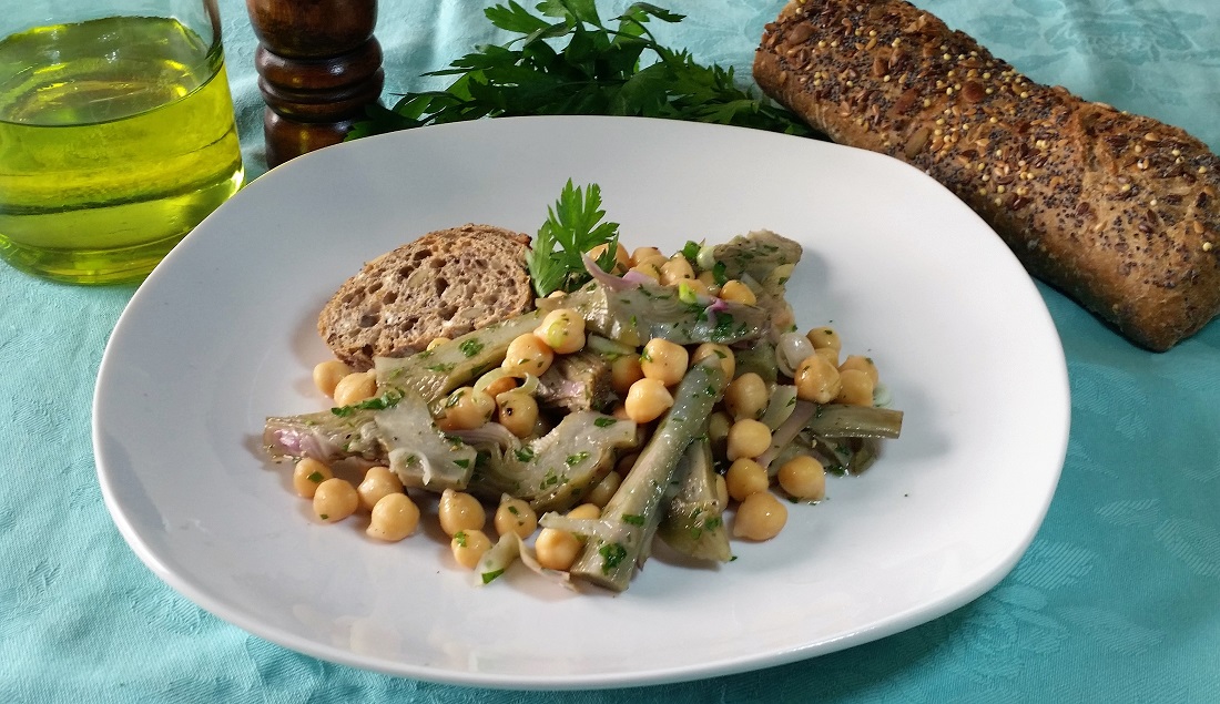 Ed ecco l’insalata di ceci e carciofi all’aceto pronta per essere portata in tavola.