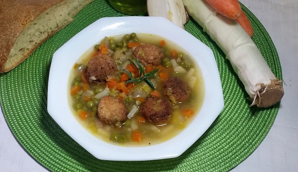 Ed ecco la minestra con polpette di pane pronta da gustare.