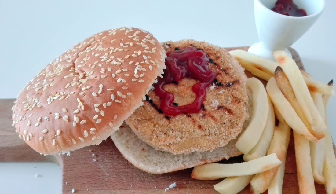 Gli hamburger di ceci sono pronti per essere serviti ai vostri ospiti accompagnandoli con i classici panini al sesamo, delle patatine fritte e un pò di ketchup.