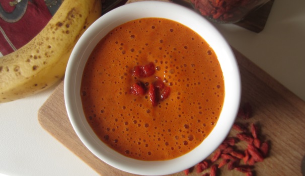 Il lassi con bacche di Goji e banane è pronto per essere gustato!