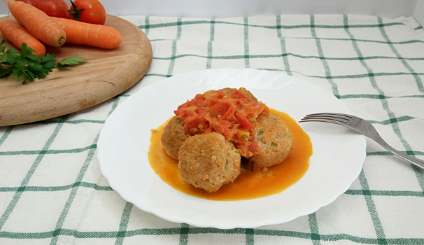 Ed ecco pronte delle buonissime e proteiche polpette di quinoa e tacchino al sugo senza grassi.