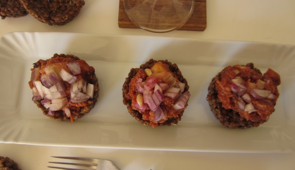 I rosti di lenticchie rosse con baccalà sono pronti per essere gustati, caldi oppure freddi.
