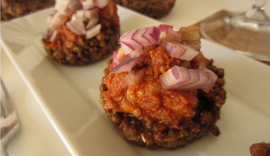 Rosti di lenticchie rosse con baccalà e cipolla rossa