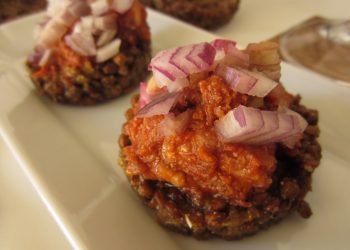 Rosti di lenticchie rosse con baccalà e cipolla rossa