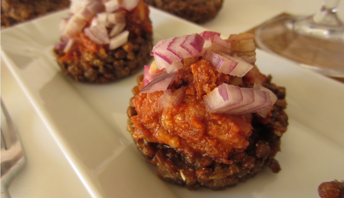 Rosti di lenticchie rosse con baccalà e cipolla rossa