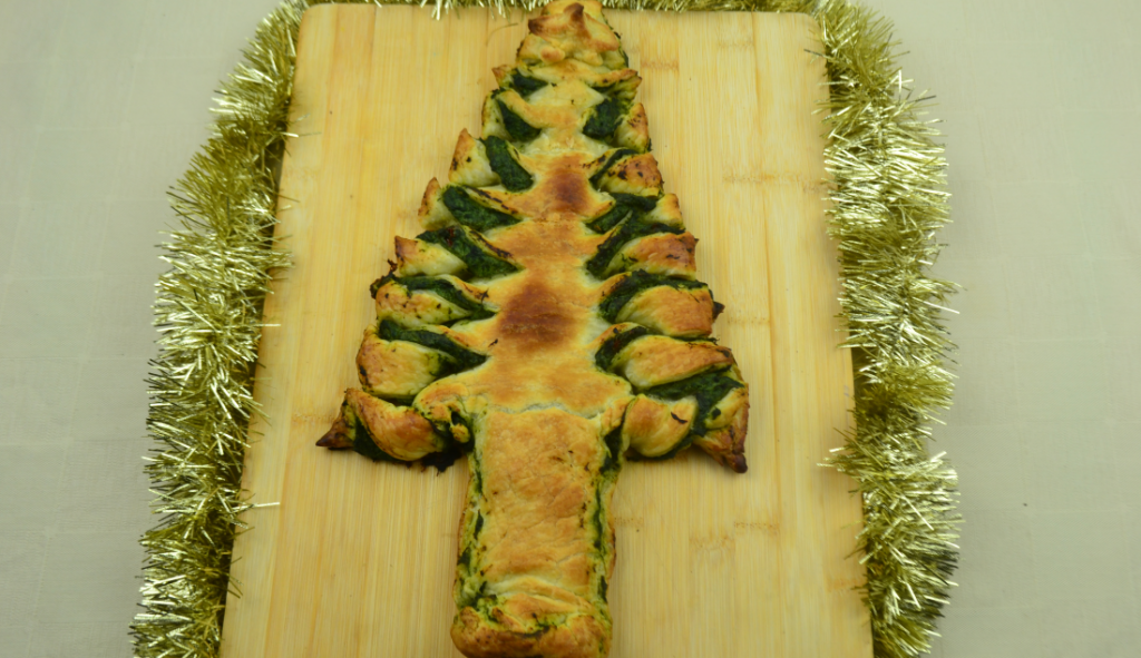 albero di natale in pasta sfoglia con spinaci foto principlae