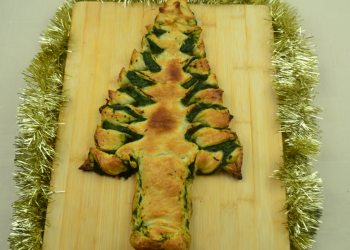 albero di natale in pasta sfoglia con spinaci foto principlae