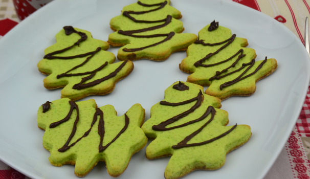 Dopo averli decorati come più vi piace ecco pronti i vostri biscotti natalizi a forma di Albero.