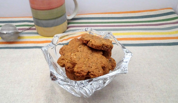 Una volta raffreddati servite i biscotti senza uova con carote e semi di lino per una golosa e sana merenda.