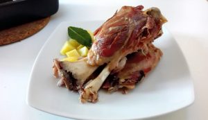 stinco di maiale al forno con patate Impiattamento finale: stinco di maiale al forno con patate