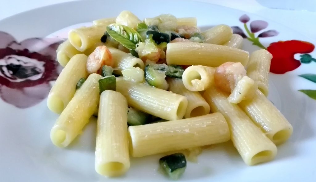 Impiattamento finale: pasta zucchine e gamberetti