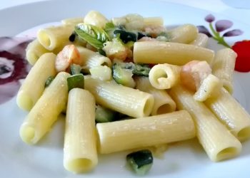 Impiattamento finale: pasta zucchine e gamberetti