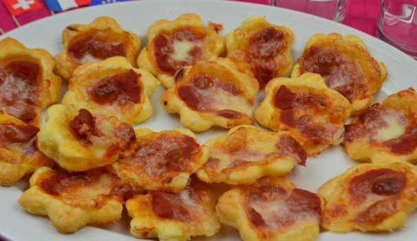 Dopo 15 minuti di cottura in forno ventilato a 180 gradi ecco pronte le pizzette di pasta sfoglia.