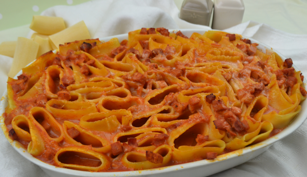 torta di paccheri in piedi foto principale