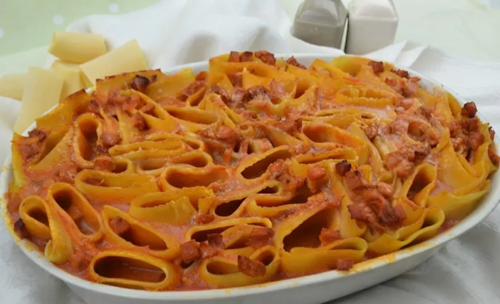 Torta di paccheri in piedi appena sfornata Deliziosa torta di paccheri in piedi al forno, dorata e filante