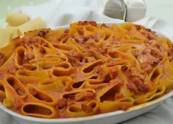 Deliziosa torta di paccheri in piedi al forno, dorata e filante