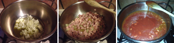 Per preparare la torta di paccheri in piedi per prima cosa mettete in una pentola la cipolla tagliata a fettina con dell’olio extravergine di oliva e fate soffriggere qualche minuto. Poi aggiungete il prosciutto cotto tagliato a cubetti, la passata di pomodoro ed il sale. Fate cuocere tutto per 30 minuti.