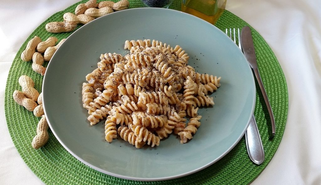 pasta integrale con pesto di arachidi