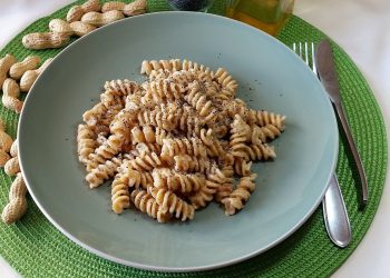 pasta integrale con pesto di arachidi