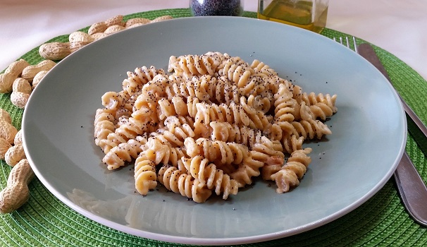 pasta integrale con pesto di arachidi