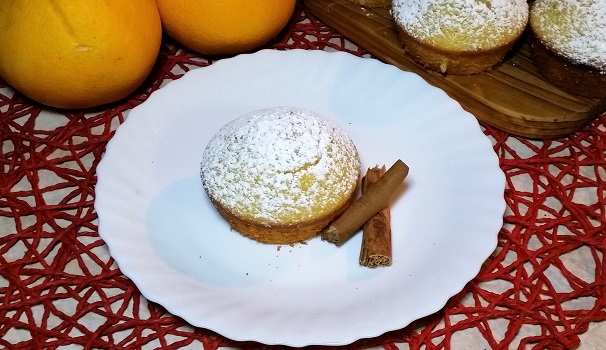 Soffici e gustosi, ecco i muffin arancia e cannella sulla vostra tavola.
