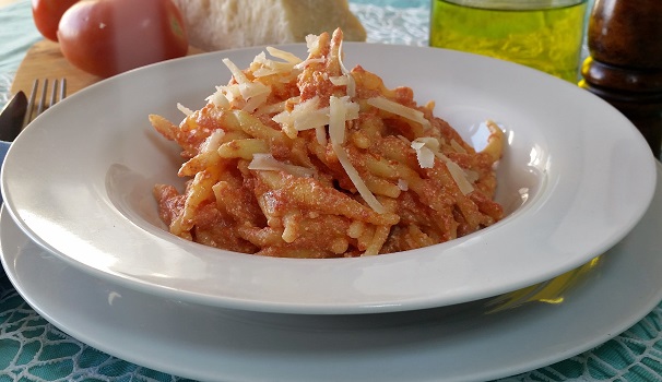 Ed ecco pronta da gustare la pasta con pomodoro e ricotta.