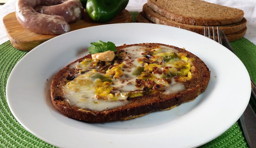 Pane di segale con uovo, peperoni e salsiccia