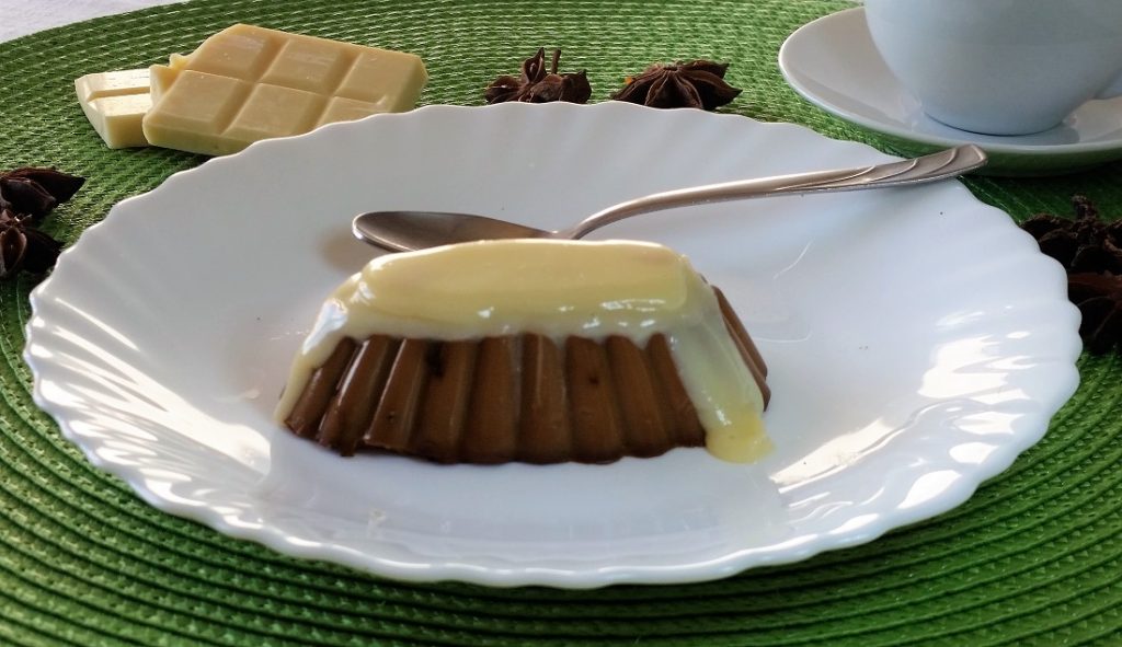 Impiattamento finale: budino al caffè con topping al cioccolato bianco