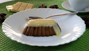 budino al caffè con topping al cioccolato bianco Impiattamento finale: budino al caffè con topping al cioccolato bianco