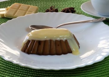 Impiattamento finale: budino al caffè con topping al cioccolato bianco