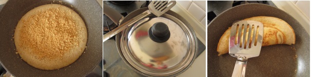 Cospargete la superficie anche con le arachidi e coprite la padella per un minuto con un coperchio. Chiudete il pancake a metà e servite.