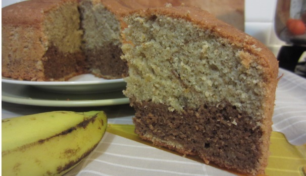 La chiffon cake con banane e cacao è un successo garantito.