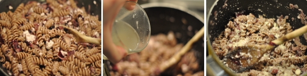 Mescolate delicatamente la pasta aggiungendo l’acqua di cottura poca per volta (potrebbe non servire tutta). Aggiungete il formaggio grattugiato e servite.