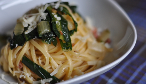 Ed ecco le linguine con cicoria e pancetta pronte per essere servite