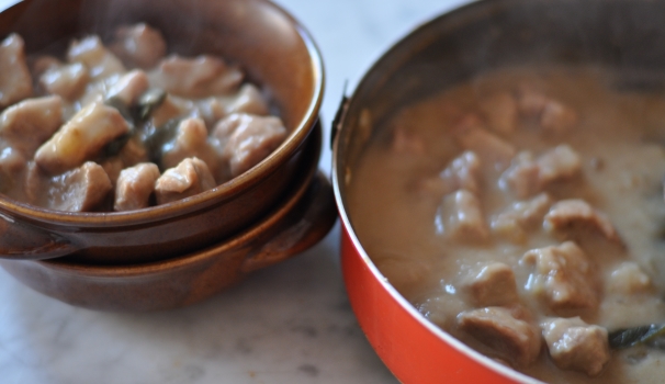 Ed ecco questo gustoso spezzatino di vitello con salvia e panna pronto per essere servito.