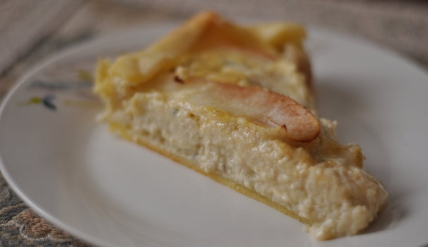 Ed ecco una fetta di torta salata con pere e Roquefort pronta per essere gustata!