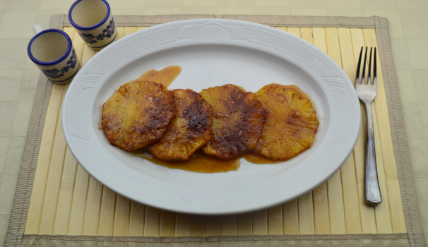 Appena si saranno intiepidite, le fette di ananas al forno con cannella sono pronte per essere gustate.