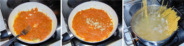 Non appena a zucca sarà pronta, utilizzando una forchetta iniziate a schiacciarla fino ad ottenere una purea grossolana ma omogenea. Spegnete il fuoco ed aggiungete alla purea di zucca una grattugiata di zenzero fresco, amalgamandolo bene al resto. In una pentola capiente portate a bollore abbondante acqua con un po’ di sale, buttate dentro gli spaghetti e fateli cuocere scolandoli un minuto prima della cottura indicata sulla confezione; conservate una generosa quantità di acqua di cottura per la mantecatura.
 