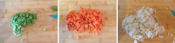 Mettete le verdure su un tagliere e tagliatele a piccoli pezzi.