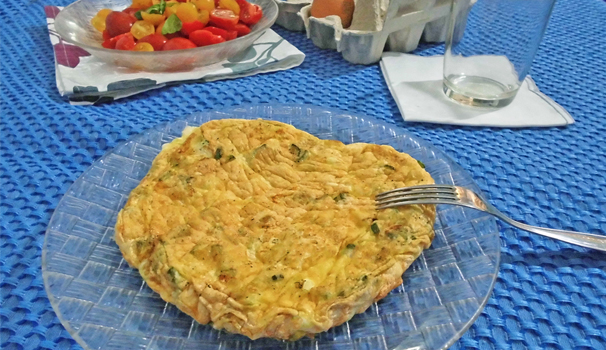 Una volta raffreddata leggermente, potete servire la vostra frittata di albumi con zucchine e formaggio per una cena light e allo stesso tempo squisita.