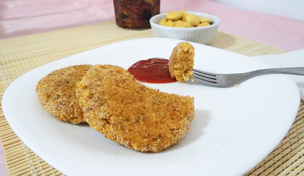 Servite i vostri hamburger vegani di lupini con delle salse a piacere.