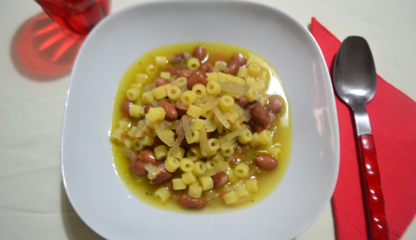 E finalmente ecco pronta da servire la pasta e fagioli con le cipolle.