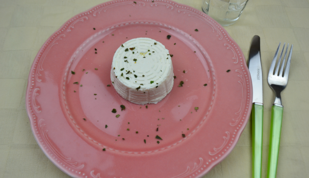 Dopo un’ ora di riposo, quando il siero sarà completamente colato, il formaggio primo sale fatto in casa è pronto per essere gustato.