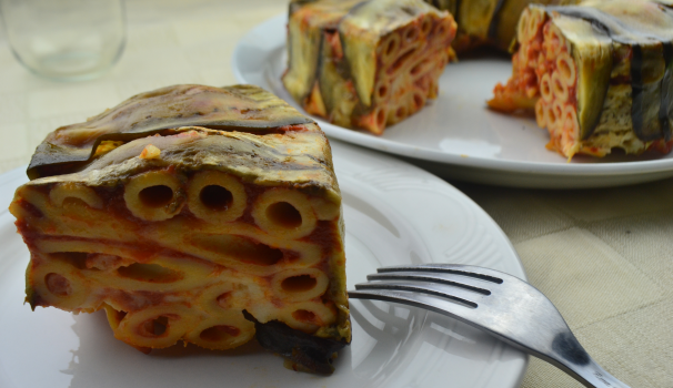 Dopo aver cotto in forno a 180 gradi per 15 minuti, ecco pronto lo sformato di pasta con melanzane.