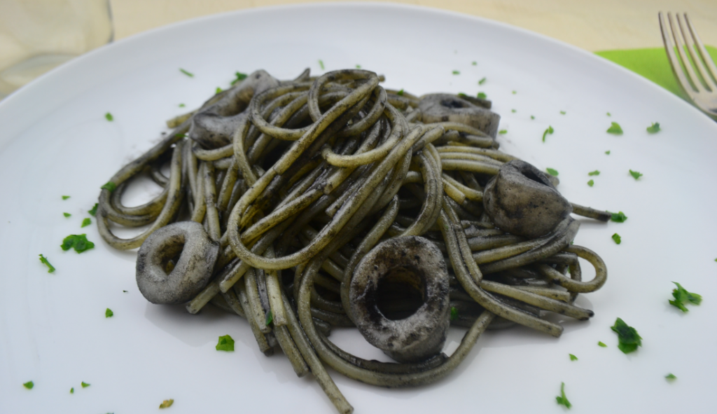 spaghetti al nero di seppia con calamari e bottarga foto principale