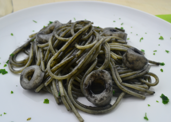 spaghetti al nero di seppia con calamari e bottarga foto principale