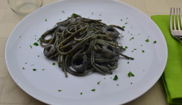 E dopo una bella spolverata di peperoncino gli spaghetti al nero di seppia con calamari e bottarga sono pronti da gustare.